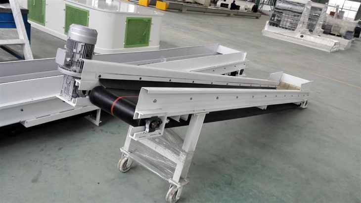 Alfalfa pellet machine